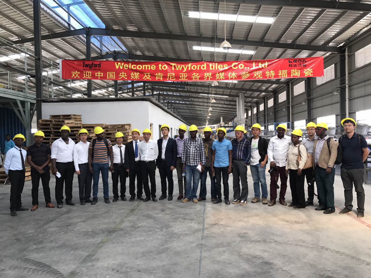 新华社央视主流媒体齐聚焦开云手机官方版页面“一带一路”—— 中国驻肯尼亚大使馆领导及各界媒体视察肯尼亚特福陶瓷厂