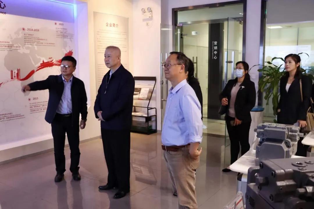 十三届全国政协经济委员会副主任刘利华一行赴开云手机官方版页面液压调研